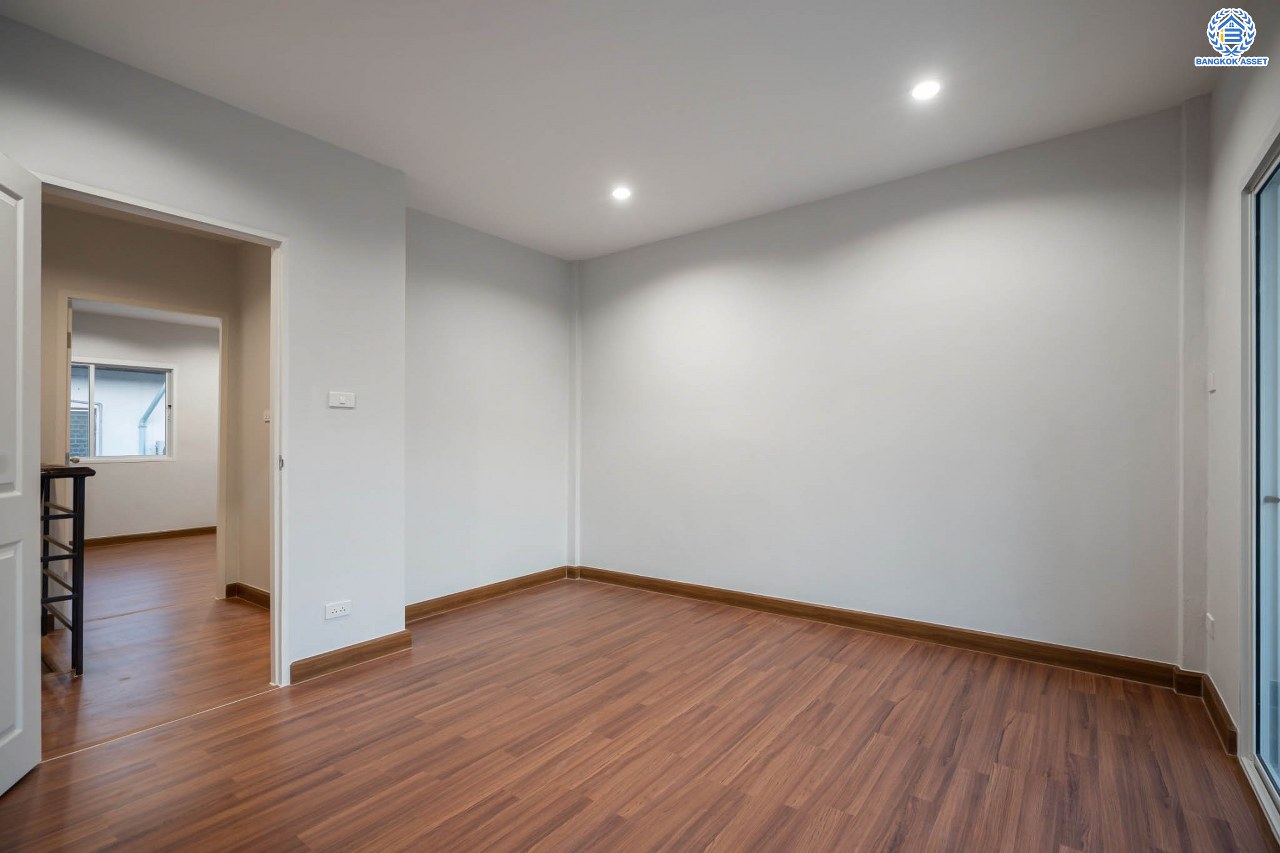 บ้านมือสองตกแต่งใหม่ โครงการ บ้านดุลิยานนท์ ติวานนท์ ทาวน์เฮ้าส์พร้อมอยู่ ราคาสุดคุ้ม! เนื้อที่ 16 ตร.ว. ฟังก์ชัน 2 ห้องนอน 2 ห้องน้ำ 1 ที่จอดรถ บนทำเลเชื่อมต่อเมือง ใกล้รถไฟฟ้าสายสีชมพู "สถานีสามัคคี" และจุดขึ้นทางด่วน "งามวงศ์วาน"